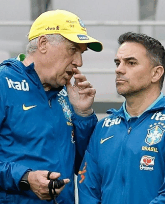 Carlo Ancelotti falando no ouvido de Rodrigo Caetano, durante um treino da Seleção Brasileira
