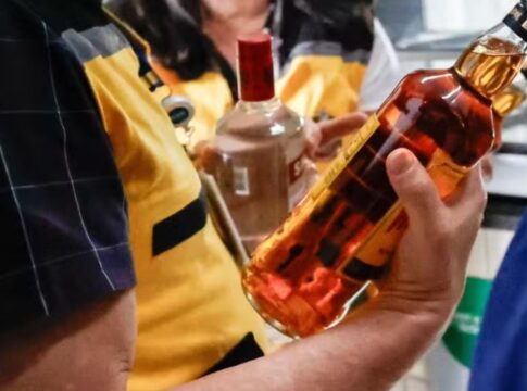 polícia analisando bebidas