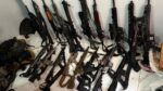 Diversas armas de fogo que foram apreendidas durante a megaoperação Contenção, no Rio de Janeiro