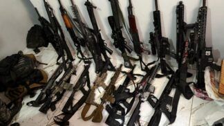 Diversas armas de fogo que foram apreendidas durante a megaoperação Contenção, no Rio de Janeiro