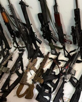 Diversas armas de fogo que foram apreendidas durante a megaoperação Contenção, no Rio de Janeiro