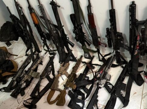 Diversas armas de fogo que foram apreendidas durante a megaoperação Contenção, no Rio de Janeiro