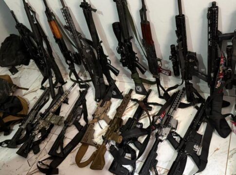 Diversas armas de fogo que foram apreendidas durante a megaoperação Contenção, no Rio de Janeiro