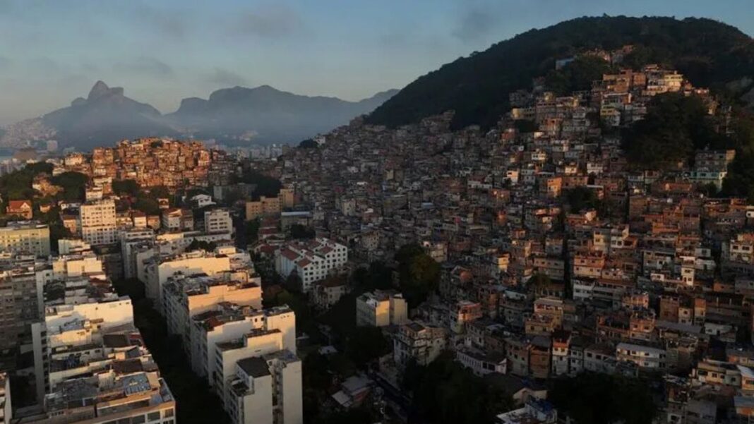 Vista de um drone sobre uma favela em uma montanha no bairro de Copacabana, no Rio de Janeiro, Brasil, em 4 de junho de 2025.