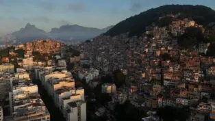 Vista de um drone sobre uma favela em uma montanha no bairro de Copacabana, no Rio de Janeiro, Brasil, em 4 de junho de 2025.