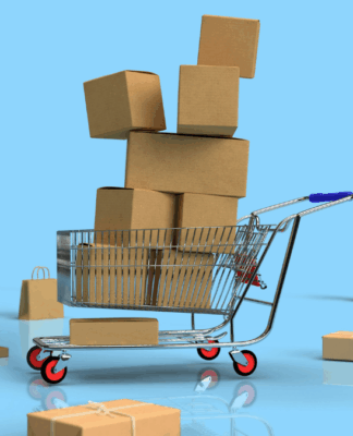 Carrinho de compras cheio de caixas de papelão empilhadas, cercado por mais pacotes espalhados no chão brilhante, sobre um fundo azul claro que remete ao ambiente de compras online ou promoções.