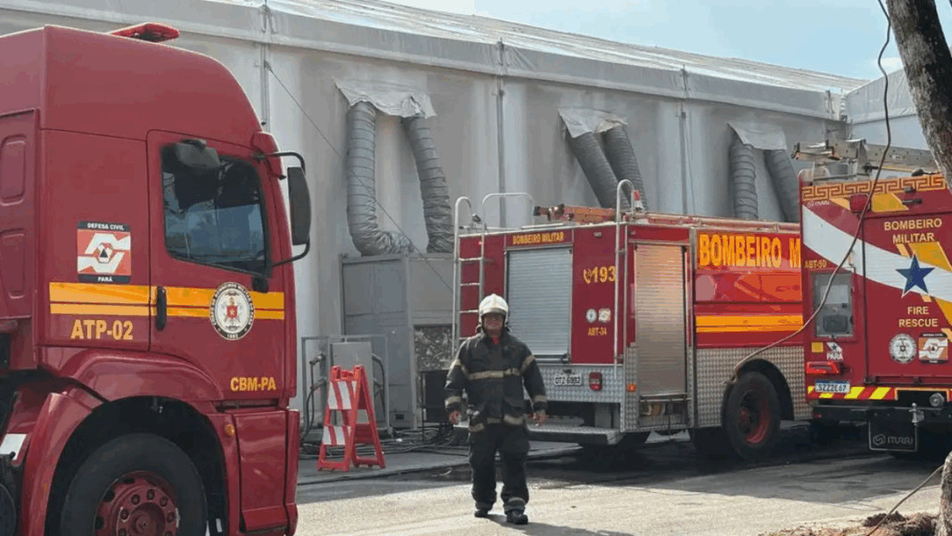 Dois caminhões de bombeiro no lado externo das tendas da COP30