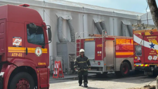 Dois caminhões de bombeiro no lado externo das tendas da COP30