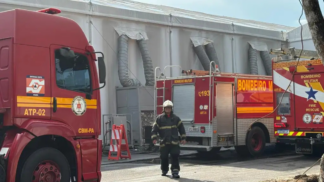 Dois caminhões de bombeiro no lado externo das tendas da COP30