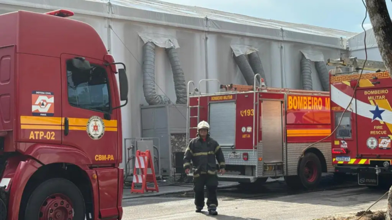 Dois caminhões de bombeiro no lado externo das tendas da COP30