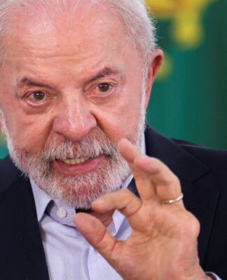 Lula gesticula enquanto fala