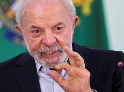 Lula gesticula enquanto fala