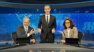 César Tralli aparece centralizado ao lado de William Bonner e Renata Vasconcellos