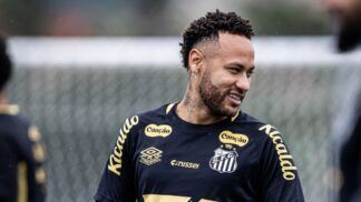 Neymar sorri durante treino do Santos