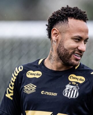 Neymar sorri durante treino do Santos
