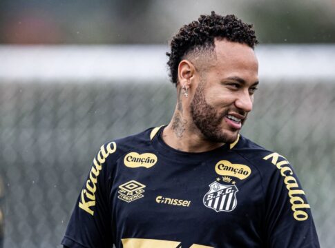 Neymar sorri durante treino do Santos