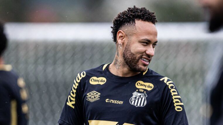 Neymar sorri durante treino do Santos