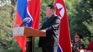 Kim Jong Un, líder da Coreia do Norte, faz discurso em um palanque