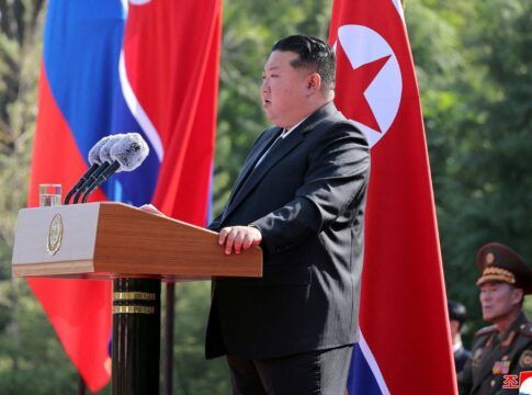 Kim Jong Un, líder da Coreia do Norte, faz discurso em um palanque