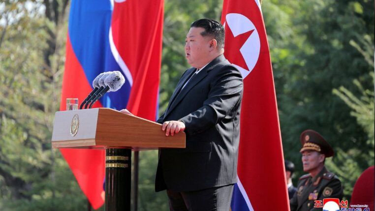 Kim Jong Un, líder da Coreia do Norte, faz discurso em um palanque