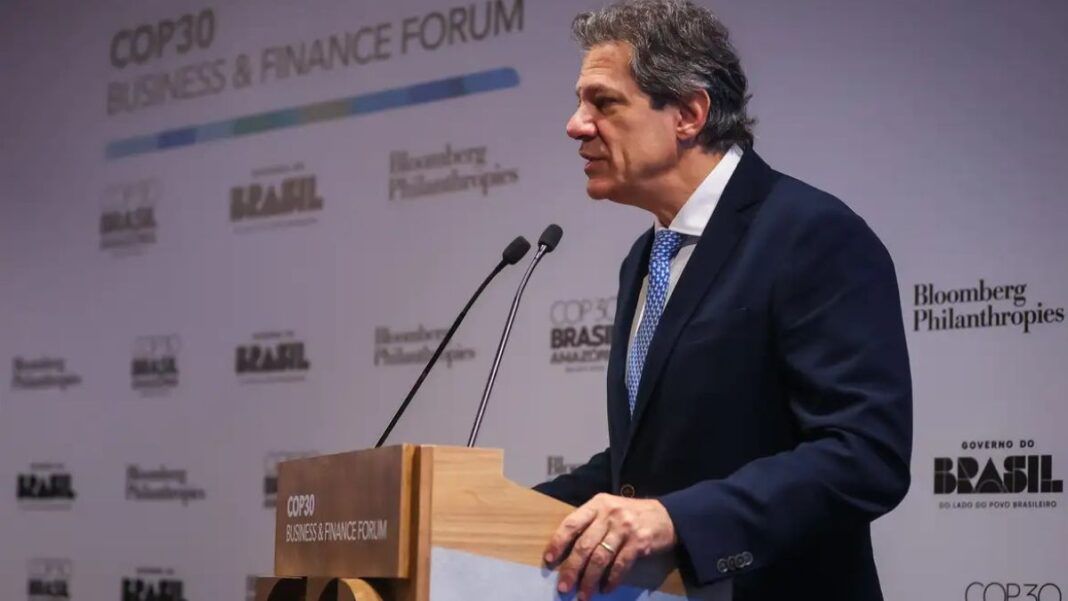 Ministro Fernando Haddad fala ao microfone em palestra em evento em São Paulo