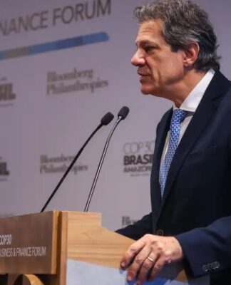 Ministro Fernando Haddad fala ao microfone em palestra em evento em São Paulo