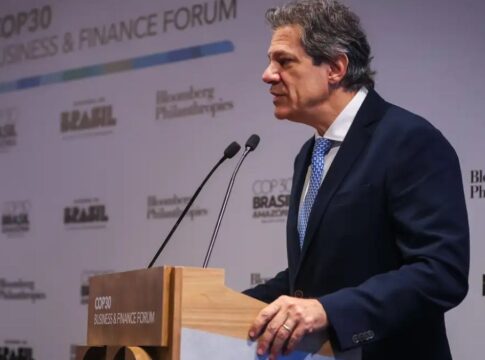 Ministro Fernando Haddad fala ao microfone em palestra em evento em São Paulo