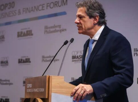 Ministro Fernando Haddad fala ao microfone em palestra em evento em São Paulo