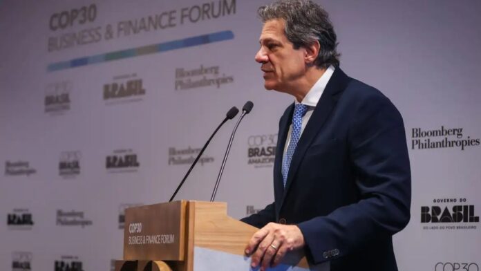 Ministro Fernando Haddad fala ao microfone em palestra em evento em São Paulo