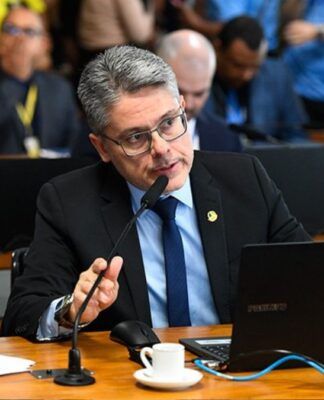 Senador Alessandro Vieira fala ao microfone em sessão no Senado