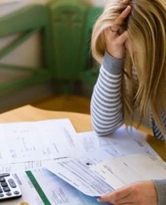 O brasileiro deve, mas paga: o verdadeiro risco é quando o endividado vira inadimplente