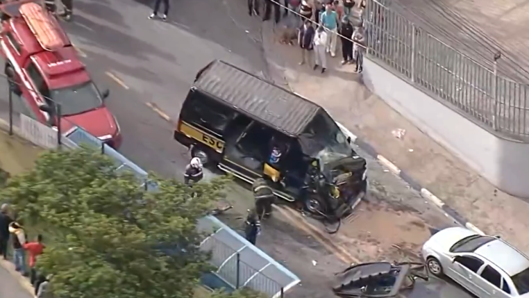 Van escolar envolvida em acidente