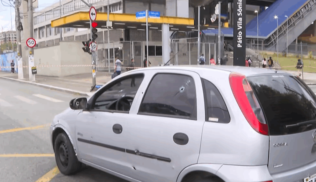 imagem de veículo com marcas de tiros parado no meio de uma avenida