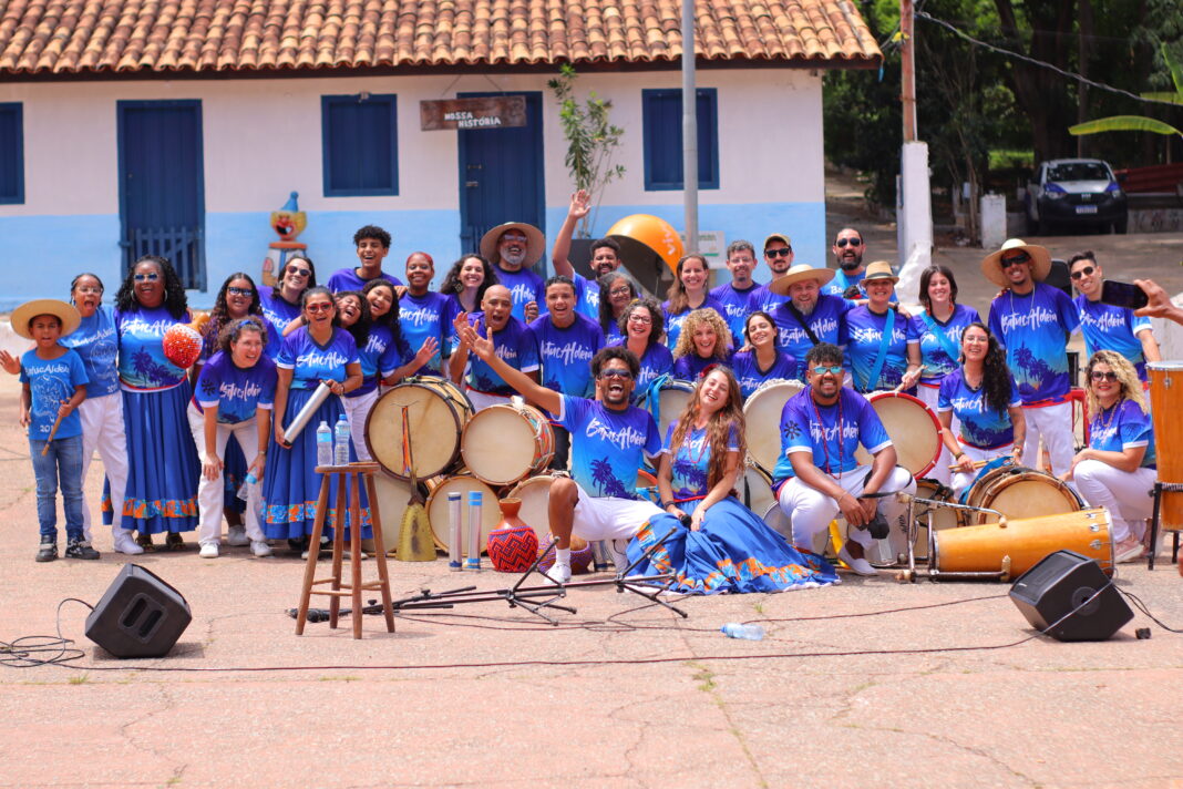 Grupo BatucAldeia tirando foto em grupo