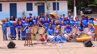 Grupo BatucAldeia tirando foto em grupo