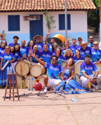 Grupo BatucAldeia tirando foto em grupo