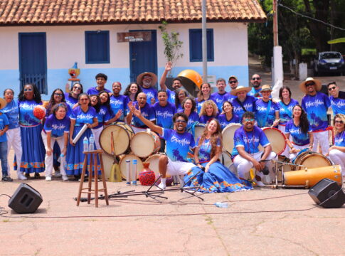 Grupo BatucAldeia tirando foto em grupo
