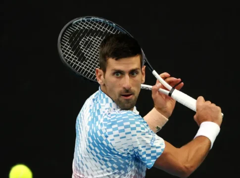 Djokovic se muda para a Grécia e é chamado de traidor na Sérvia por posições políticas