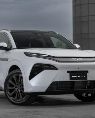 SUV branca dirigindo pela estrada