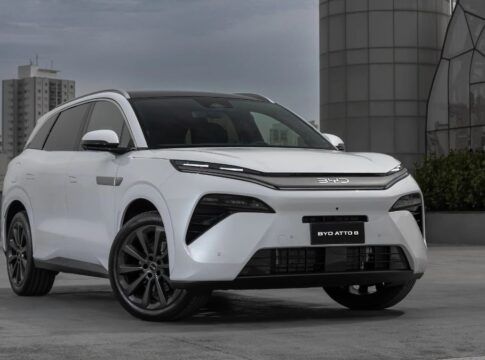 SUV branca dirigindo pela estrada