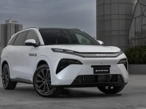 SUV branca dirigindo pela estrada