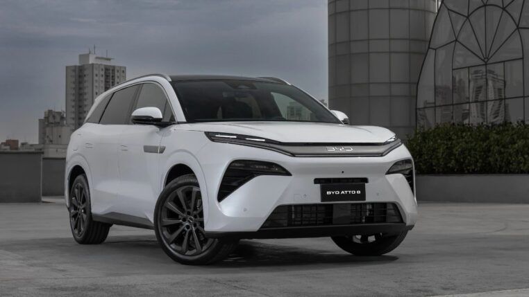 SUV branca dirigindo pela estrada