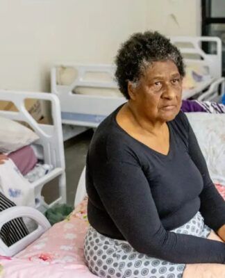 Duas idosas estão sentadas em leitos