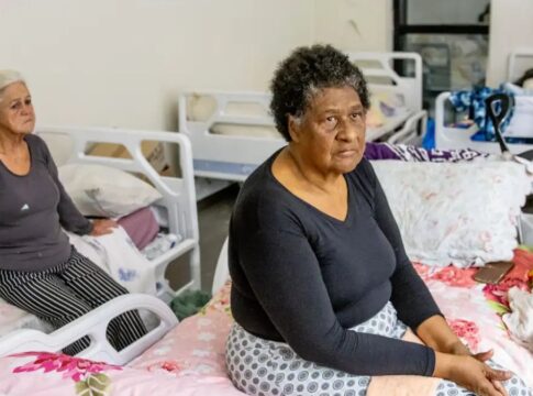 Duas idosas estão sentadas em leitos