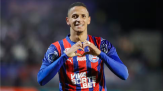 Luciano Juba, do Bahia, comemorando um gol fazendo um coração com as mãos