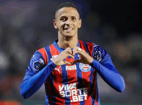 Luciano Juba, do Bahia, comemorando um gol fazendo um coração com as mãos