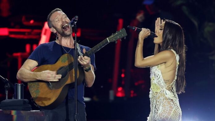Chris Martin e Anitta fazem dueto no megashow