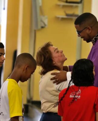 Fiéis conversam com o padre durante missa na Paróquia Bom Jesus da Penha