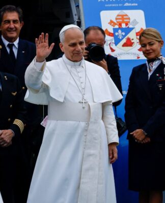Papa Leão 14 acena ao desembarcar de avião