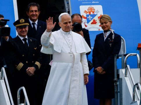 Papa Leão 14 acena ao desembarcar de avião